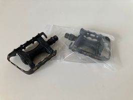 Pédales de vélo noires occasion, parfaites pour le printe...
