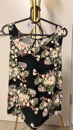 Sommerliches Top, Gr. S, floral gemustert, perfekt für warme