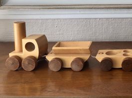 Lokomotive mit Wagons - Vollholz, handgefertigt