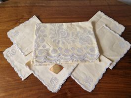 Tischdecke und 6 Servietten gelb bestickt