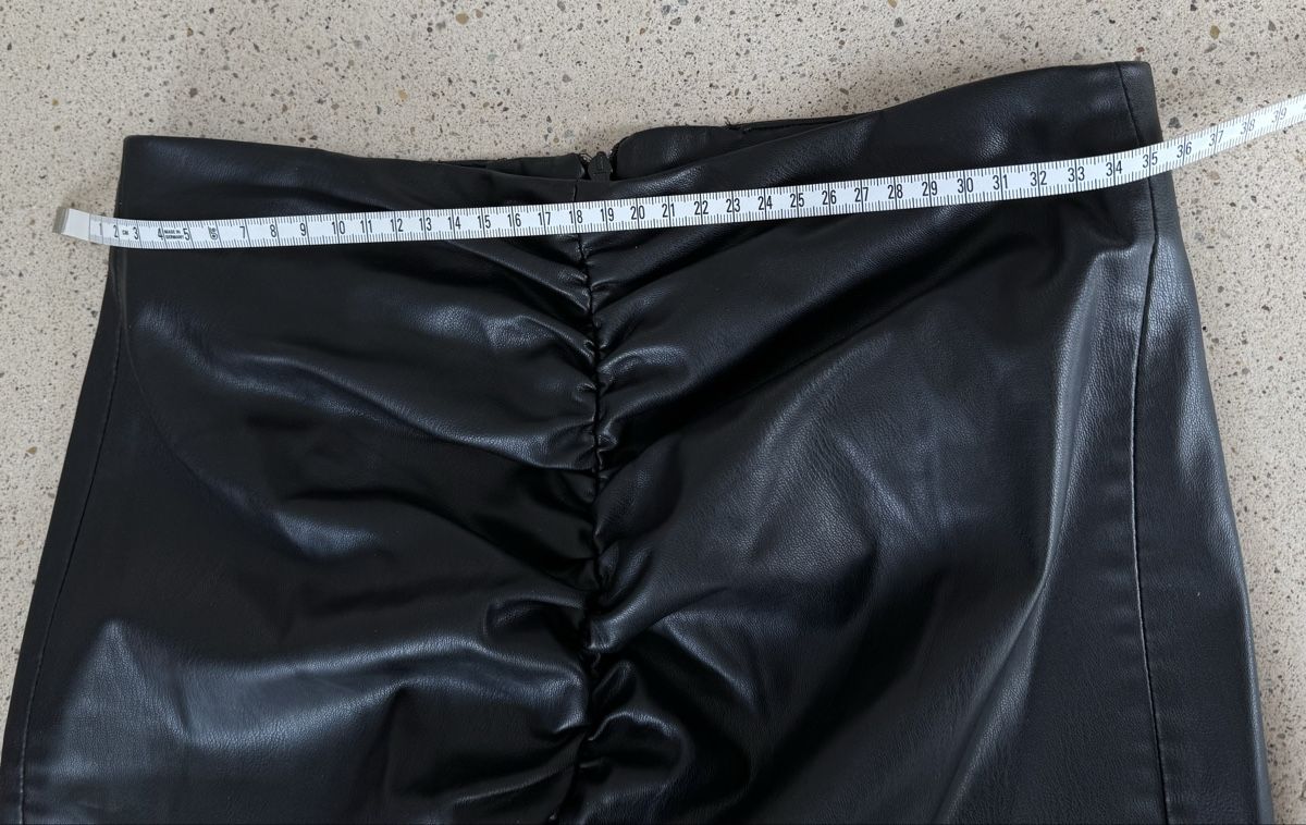 Zara Gonne: Zara Kunstleder-Midirock mit Raffdetail S – Usato da Zürich venduto da di_archive 5