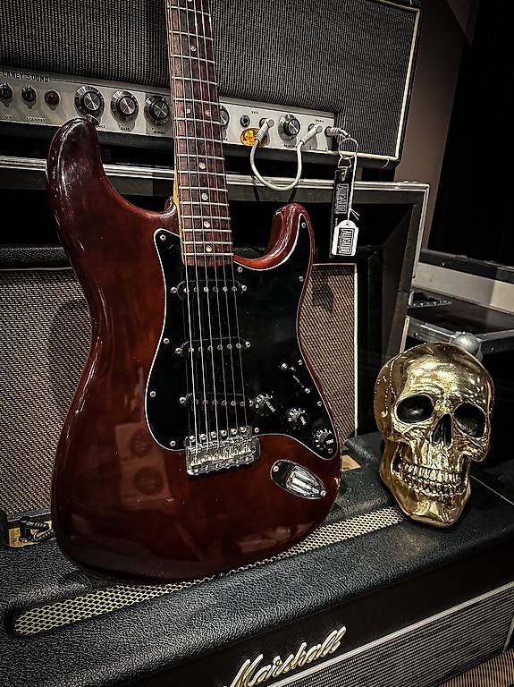 Fender Strumenti musicali: Fender Stratocaster 1979 wine red – Usato da Montreux venduto da Alligator-AMPS