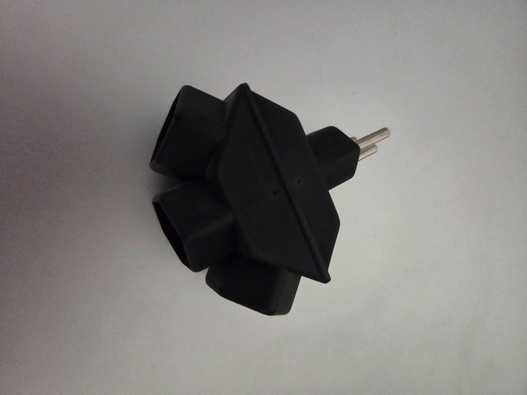 Stromzufuhr: Praktischer Stromverteiler, Stecker-Adapter, Schwarz! – Gebraucht aus Chur von Einszweidreiviermein