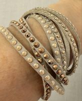 Stylisches Wickelarmband mit Nieten, hellbeige, neuwertig