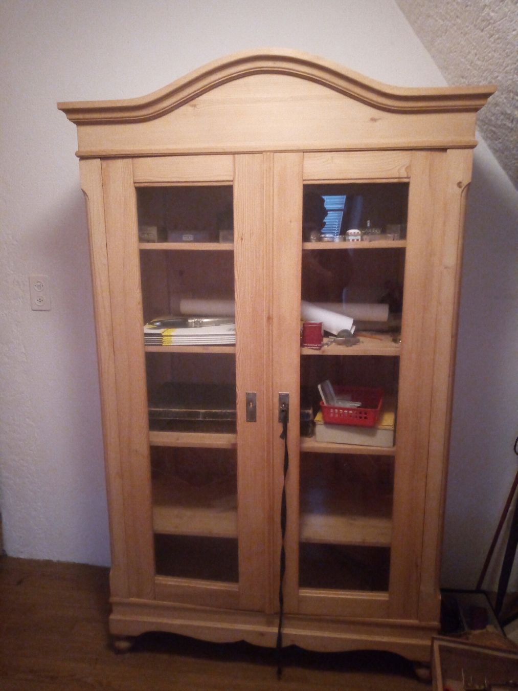 Vitrinen: antike Vitrine – Gebraucht aus Niederweningen von Ovlovibmok
