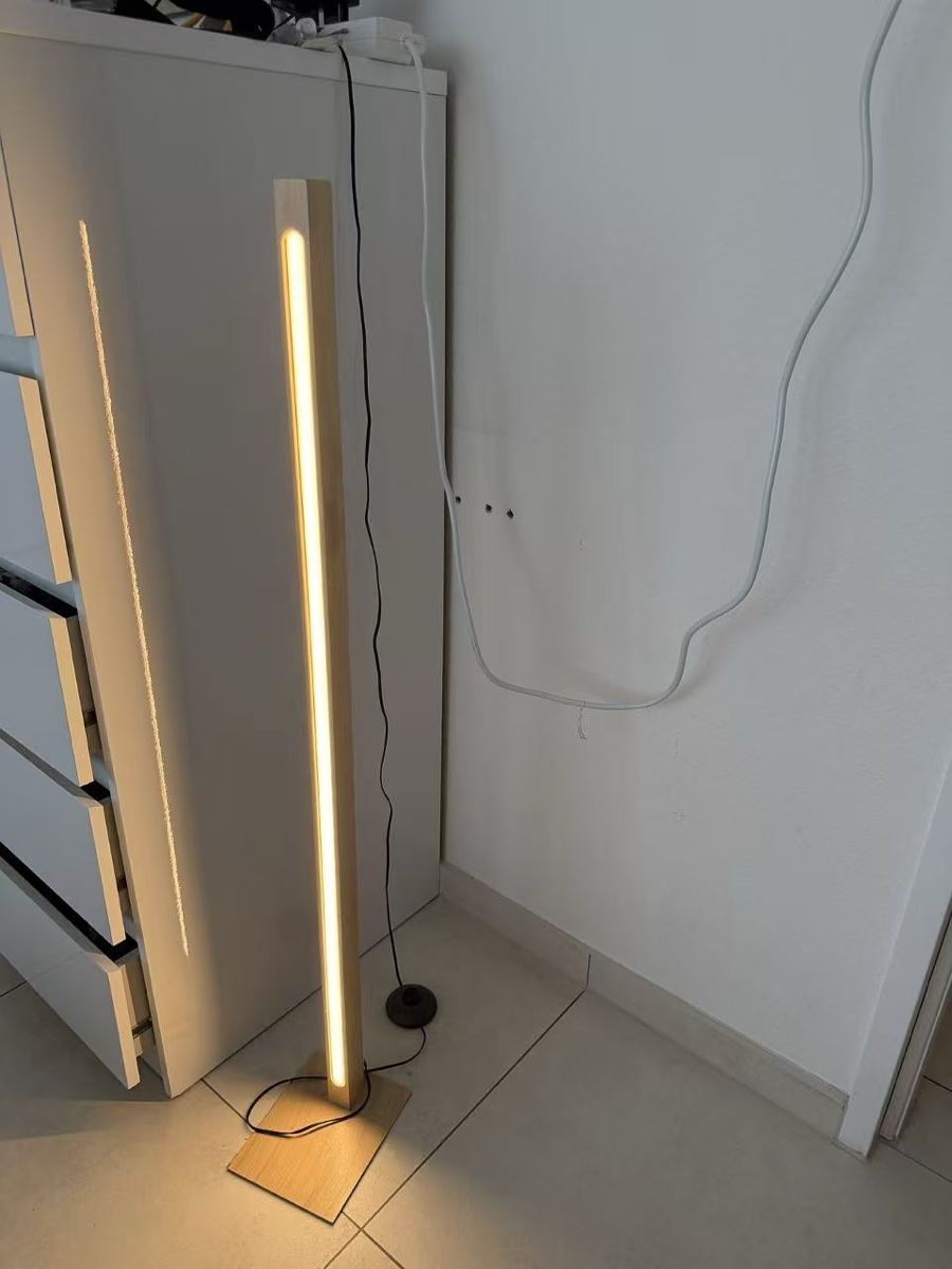 Lampade: Modern Wood LED Floor Lamp – Usato da Basel venduto da mac_z7c7