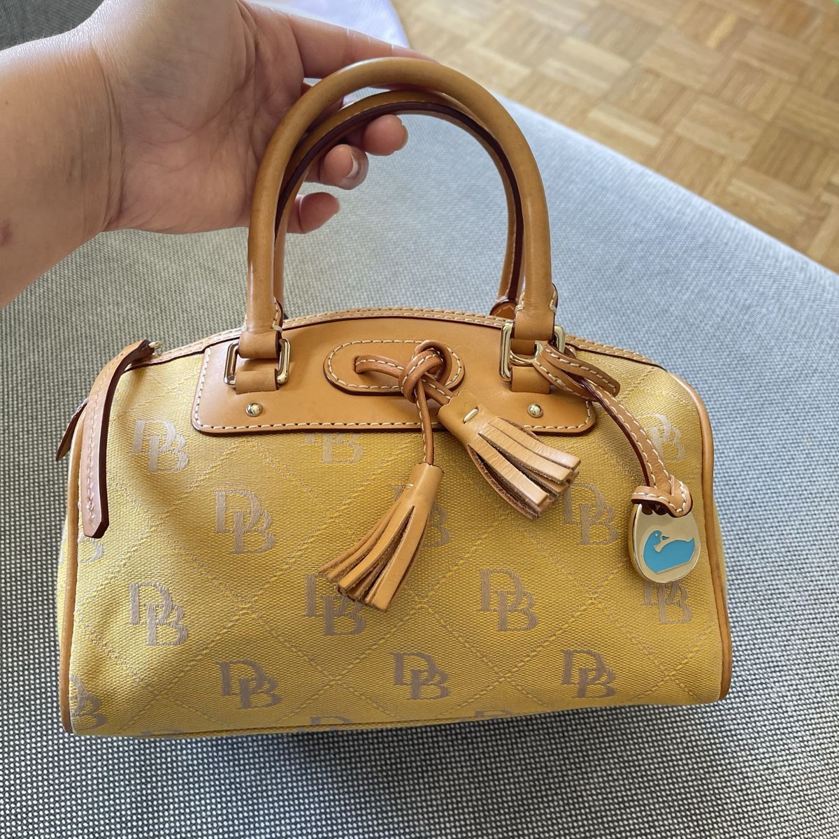 Dooney & Bourke Borse: Dooney & Bourke gelbe monogrammierte Hand Tasche – Nuovo (secondo la descrizione) da Bern venduto da dek_7bjd 1