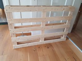 Zwei Holzpaletten in gutem Zustand