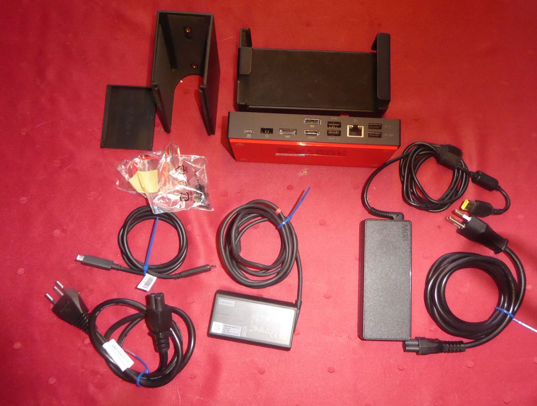 Lenovo Docking station: Lenovo ThinkPad USB-C Dock Gen 2 und 1 x Bracket G2 – Usato da Männedorf venduto da livesteam 1