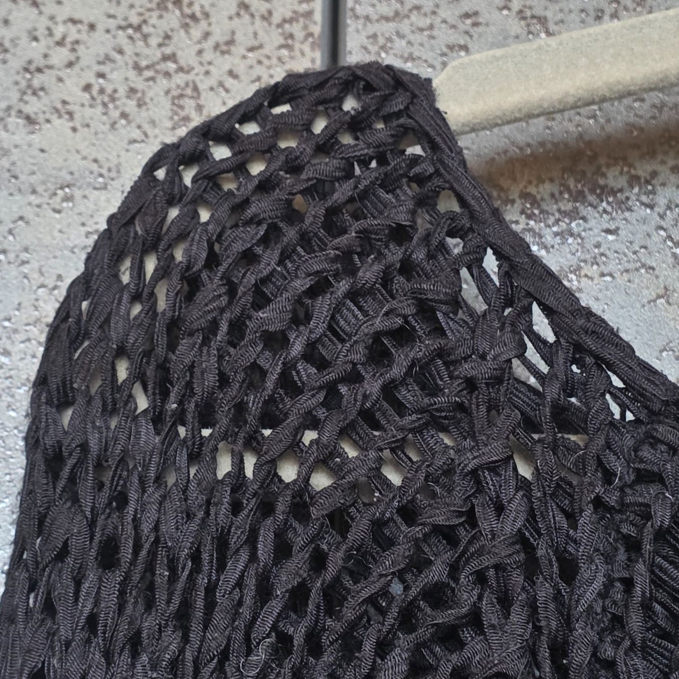 Pullover & Sweatshirts: 🐸 PULLOVER AUS BÄNDCHENGARN STRICKPULLOVER M - L SCHWARZ – Gebraucht aus Môtier (Vully) von Frogs 1