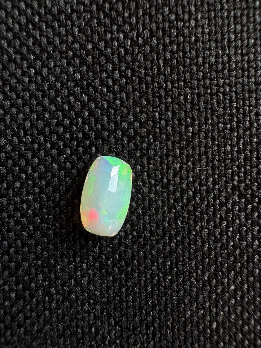 Pierres précieuses: Äthiopischer Opal 0.85ct – Neuf avec emballage d'origine à Wängi par Horus90