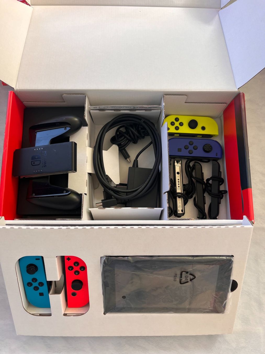 Nintendo Konsolen: Nintendo Switch complète / komplett + 4 Joy-Con – Gebraucht aus Vionnaz von Rseawolf