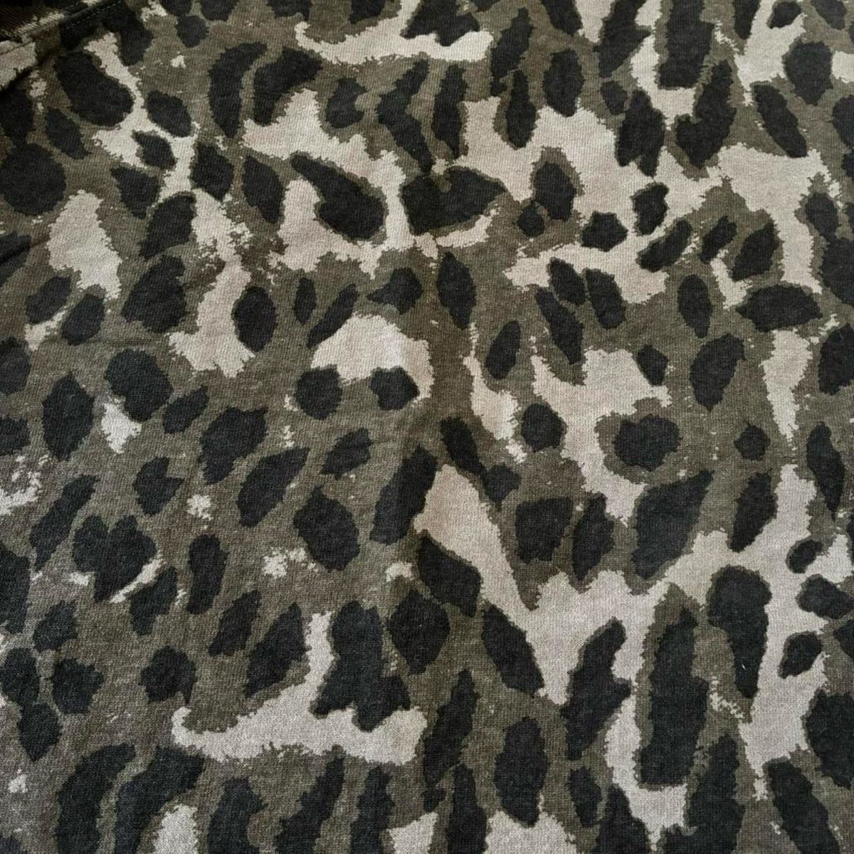 Tops: muted leopard print long sleeve top – Neu (gemäss Beschreibung) aus Zürich von h_studio_edit 1