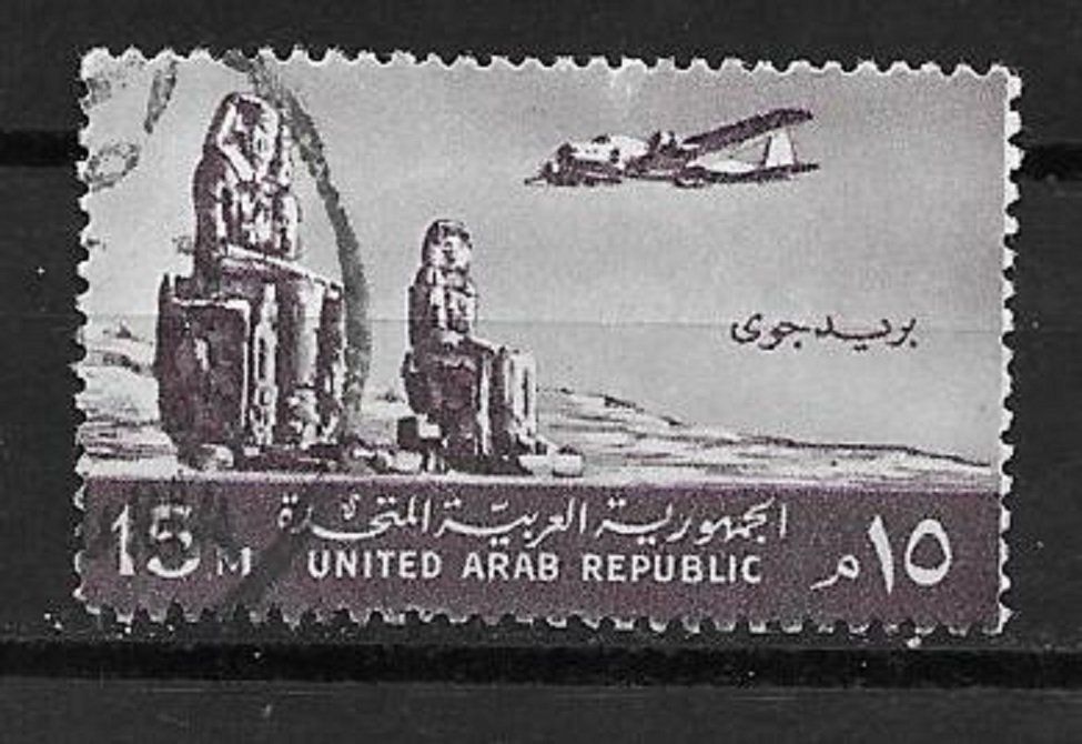 Ägypten 1959: Flugzeug Boeing Y1B-17 über Memnonkolossen | Kaufen auf ...