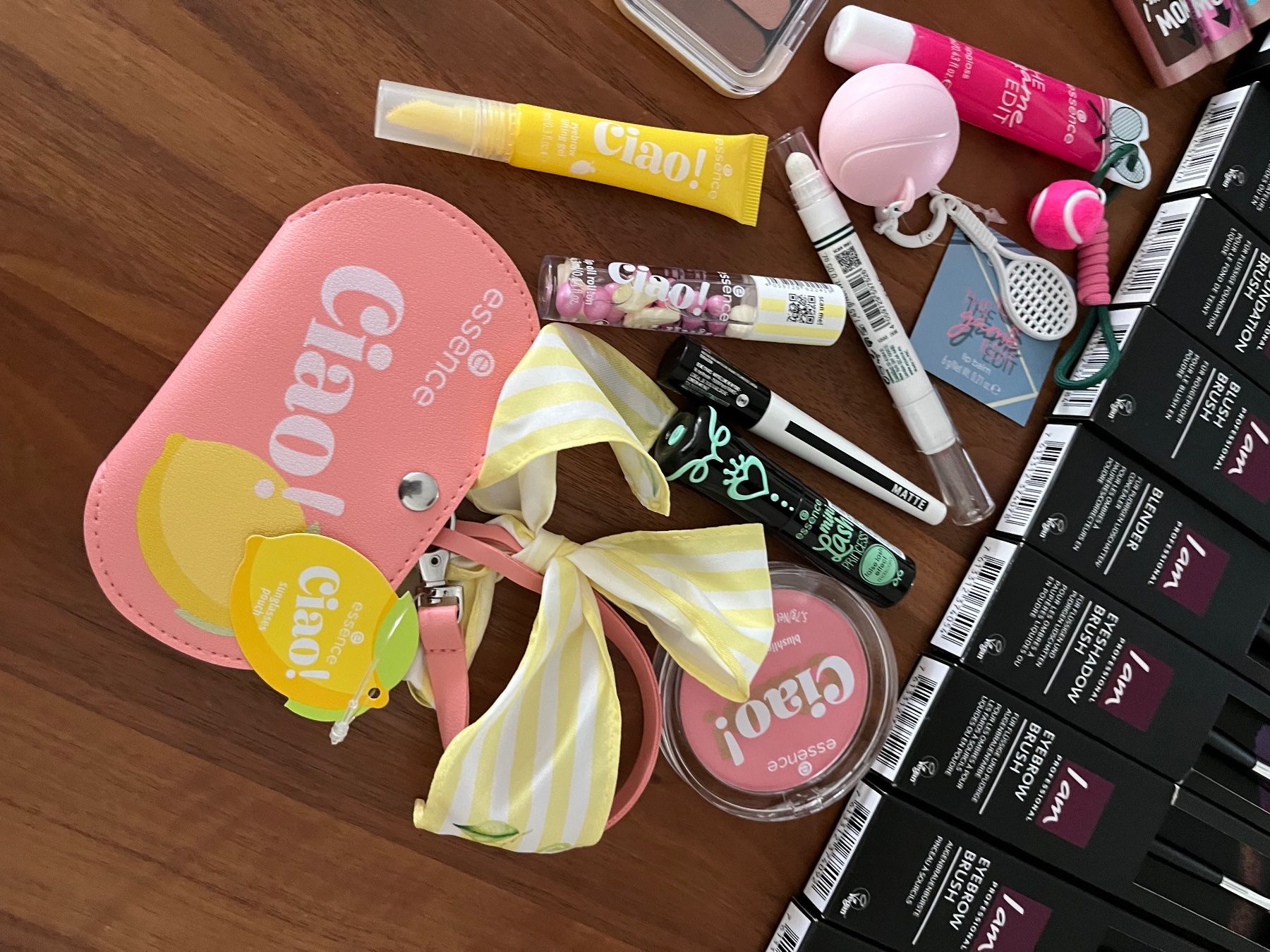 Make-up: Essence Beautyset plus Pinsel – Nuovo e nell'imballaggio originale da Metzerlen venduto da DG71 2