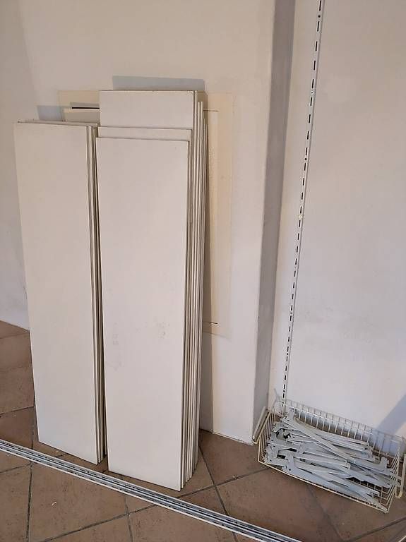 Tutti i DVDs: Zwei grosse Tablar Wand Regale – Usato da Binningen venduto da Smile-46 3