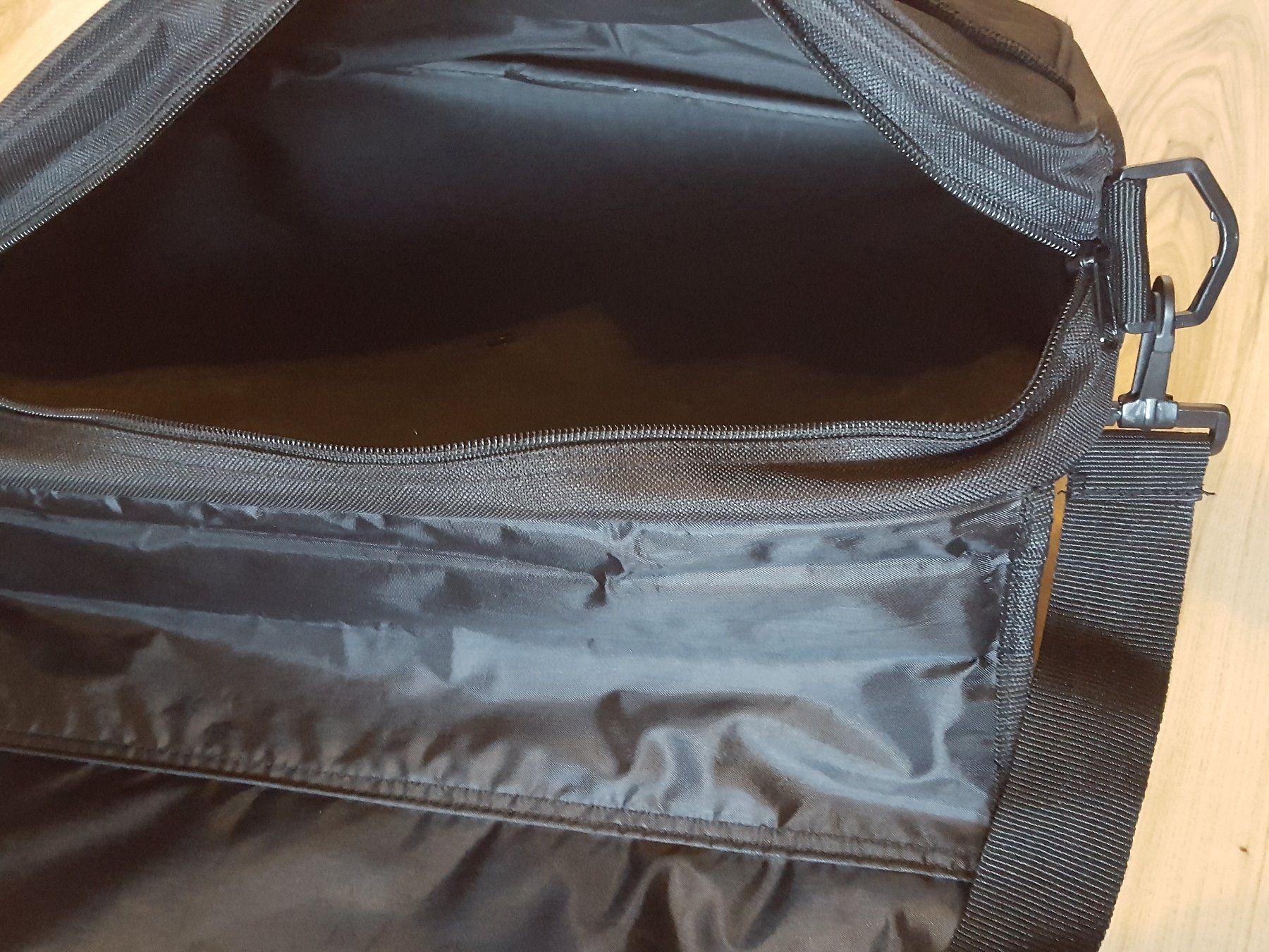 Taschen: Schwarze Umhängetasche / Laptoptasche von Pro Design – Gebraucht aus Worb von FroLok 4