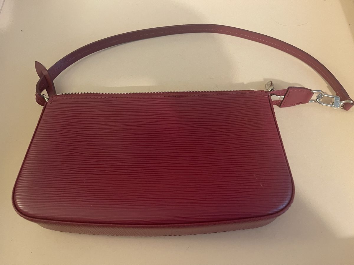 Borse da donna: Sac Louis Vuitton Pochette Accessoires Épi Rouge – Usato da GENEVE venduto da Myrtille8 1