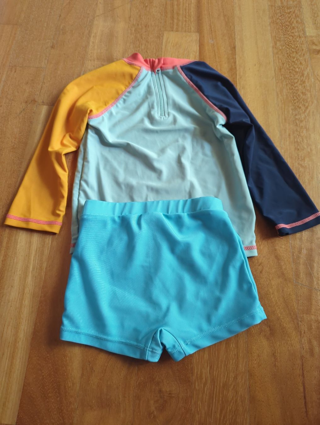 Lotti & Set di vestiti: Badehose mit UV Shirt Gr. 98/104 – Nuovo e nell'imballaggio originale da Eglisau venduto da raf_hn2x 1