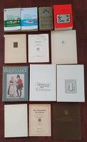 Lot von Briefmarkenkatalogen und Literatur