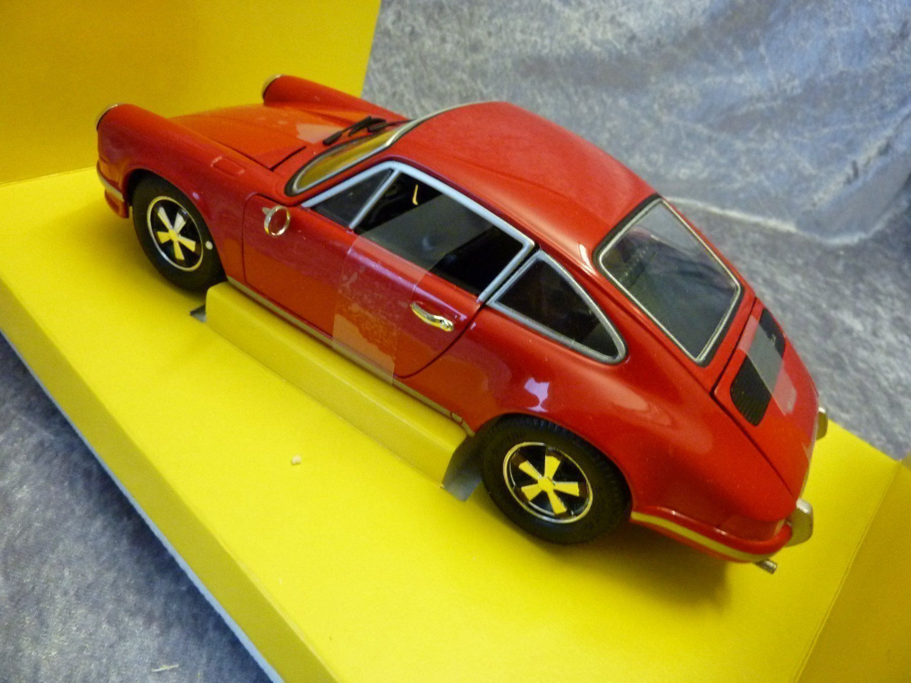 Porsche Modellautos: Porsche 911 2,4 S  1:18 – Neu und originalverpackt aus Dürrenäsch von modellautos4you 2
