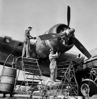 Flugzeugmotor-Wartung in den 45ern, Vintage-Fotografie ✈️...