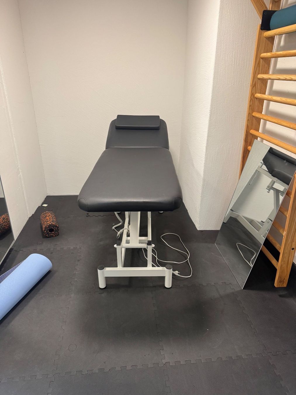 Sedie a sdraio: Elektrisch verstellbare Physio- / Massageliege – Usato da Bülach venduto da Volleyball_Academy 3