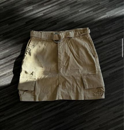 Coole Khaki Minirock mit Gürtel - Perfekt für den Sommer!