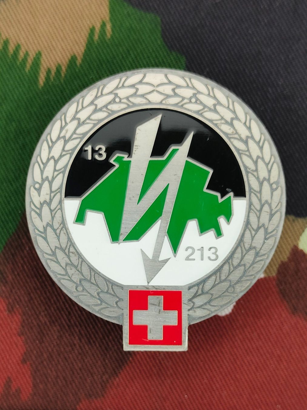 Schweizer Armee Plaketten & Abzeichen: Béretemblem Übermittlungsschule 13-213, Variante 1 – Gebraucht aus Bauma von SwissMilitaria