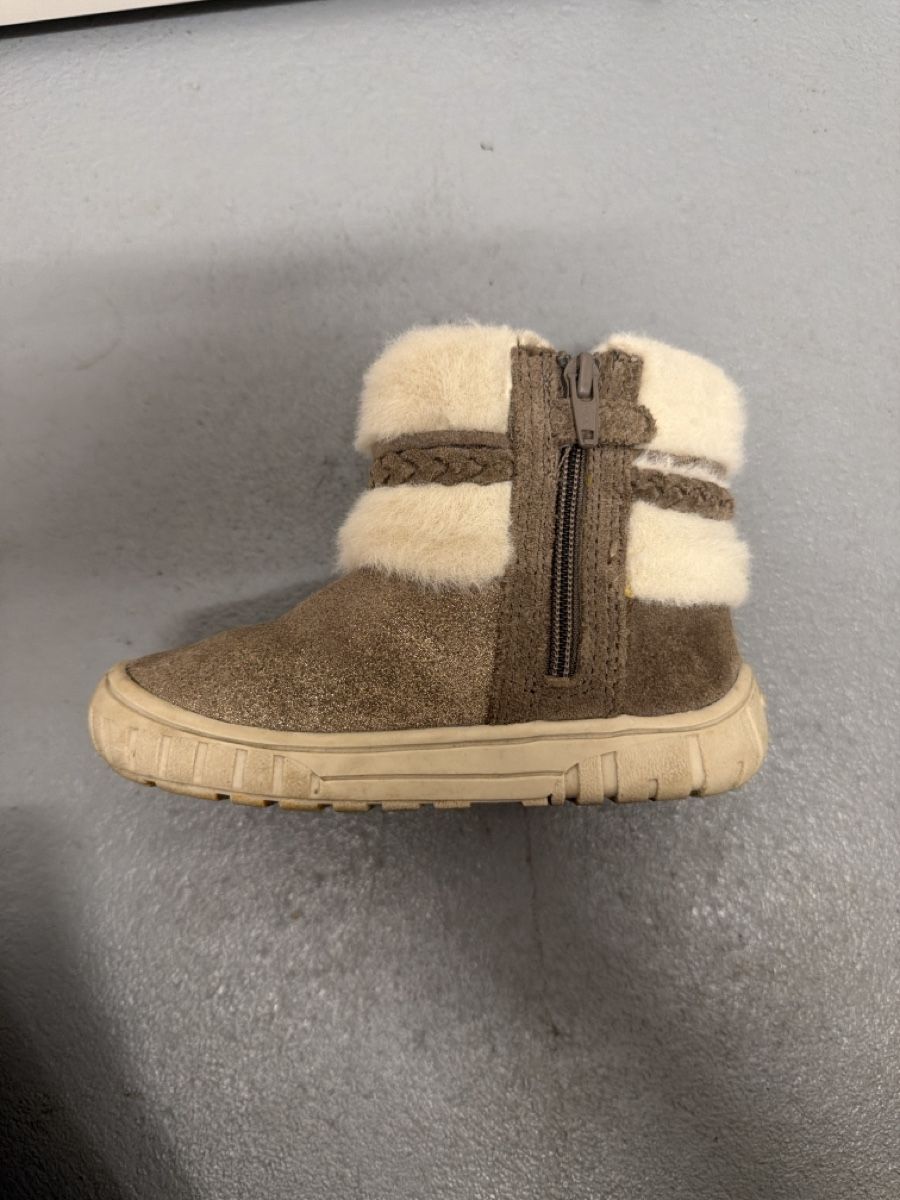 Geox Schuhe für Mädchen: Kinder Winterstiefel beige Glitzer Gr.23 – Gebraucht aus Adlikon b.Regensdf von buf_trw9 1