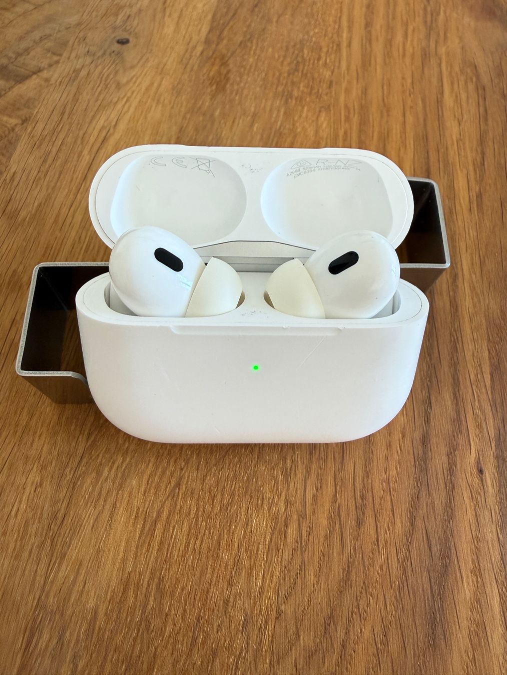 Apple Cuffie: APPLE AirPods Pro 2 (USB-C) – Usato da Lausanne venduto da Nine1982