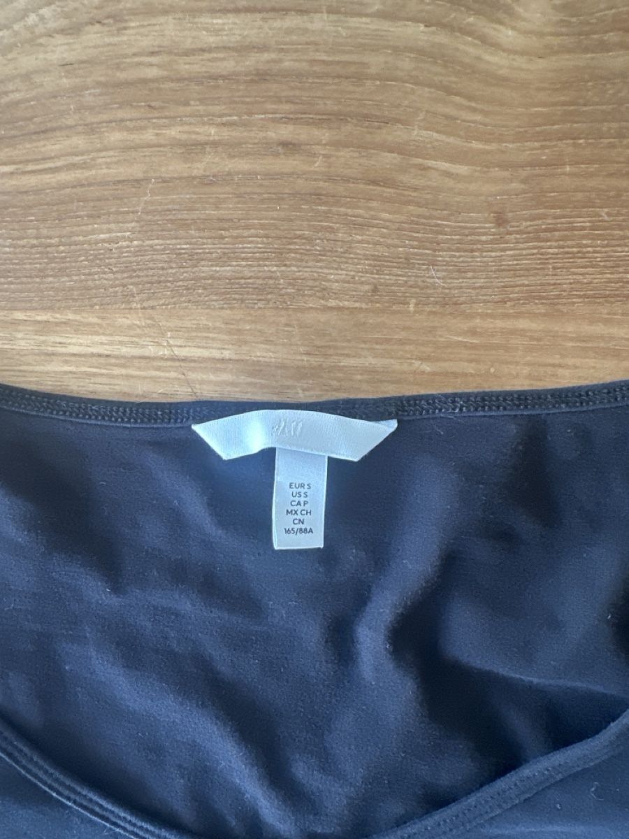 H&M T-shirt: H&M Langarmshirt – Usato da Zürich venduto da sommer121 1