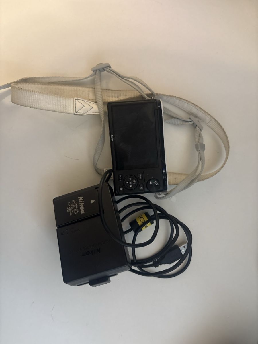 Nikon Fotocamera: Nikon J1 in Weiss – Usato da Dänikon ZH venduto da pol_8r2l
