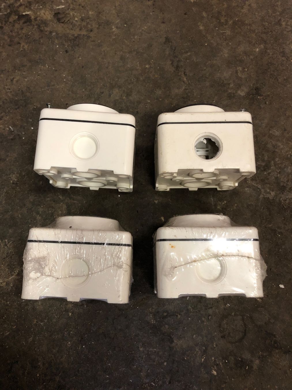 Interruttori: 4 boutons poussoirs – Usato da Chénens venduto da Toutaunfranc 1