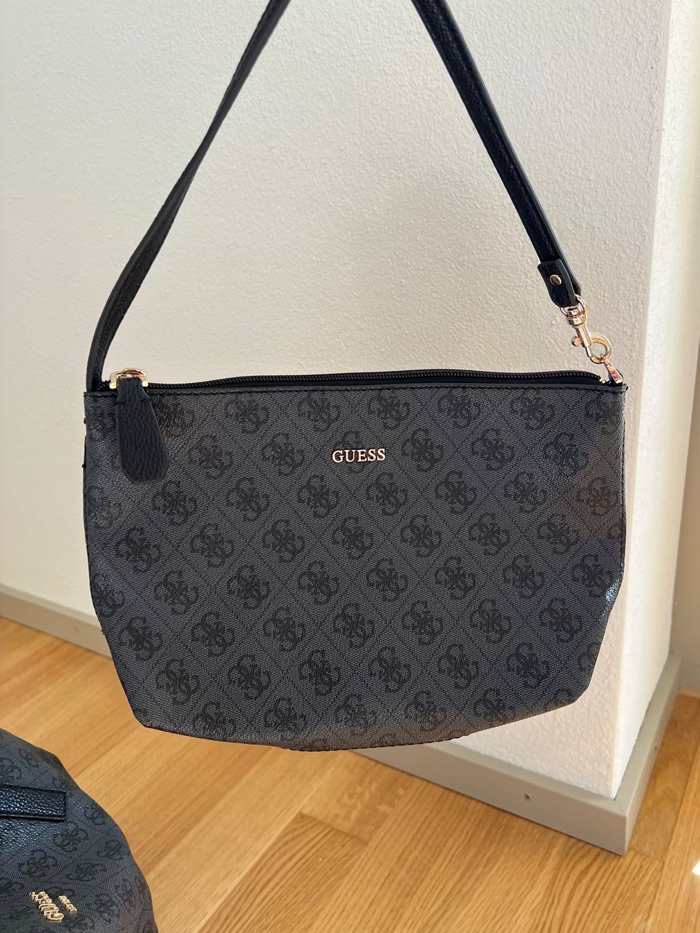 Guess Sacs femmes: guess set handtasche - coal – Neuf (Voir description) à Dübendorf par lea_jjl 1
