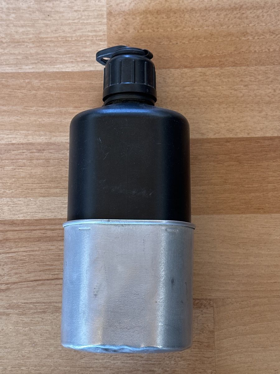 Schweizer Armee Ausrüstung & Ersatzteile: Militär Feldflasche Trinkflasche mit Becher Schweizer Armee – Gebraucht aus St. Gallen von mai_gd7k