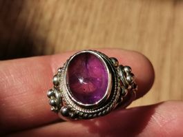Damen Silber 925 Ring mit Amethyst Cabochon.