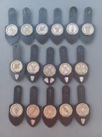 16 alte Brusttaschenanhänger