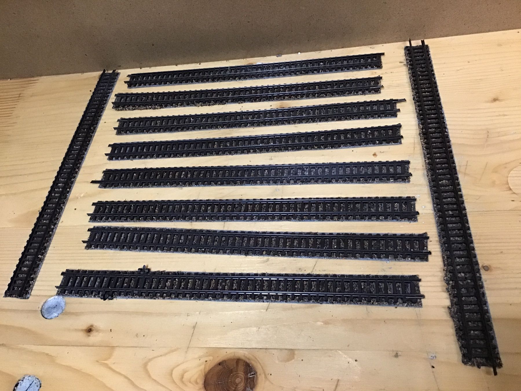Arnold Modelleisenbahnen: Arnoldgeleise 22.5cm 10 Stk. mit Bettung – Gebraucht aus Männedorf von Modellbau-wyss