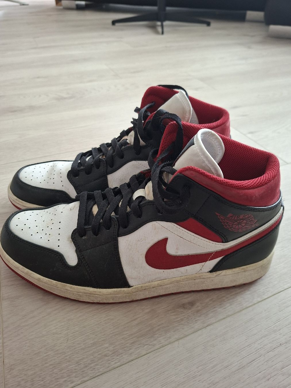 Jordan Chaussures hommes: Jordan 1 mid rosso nero  – D'occasion à Solduno par tan_15