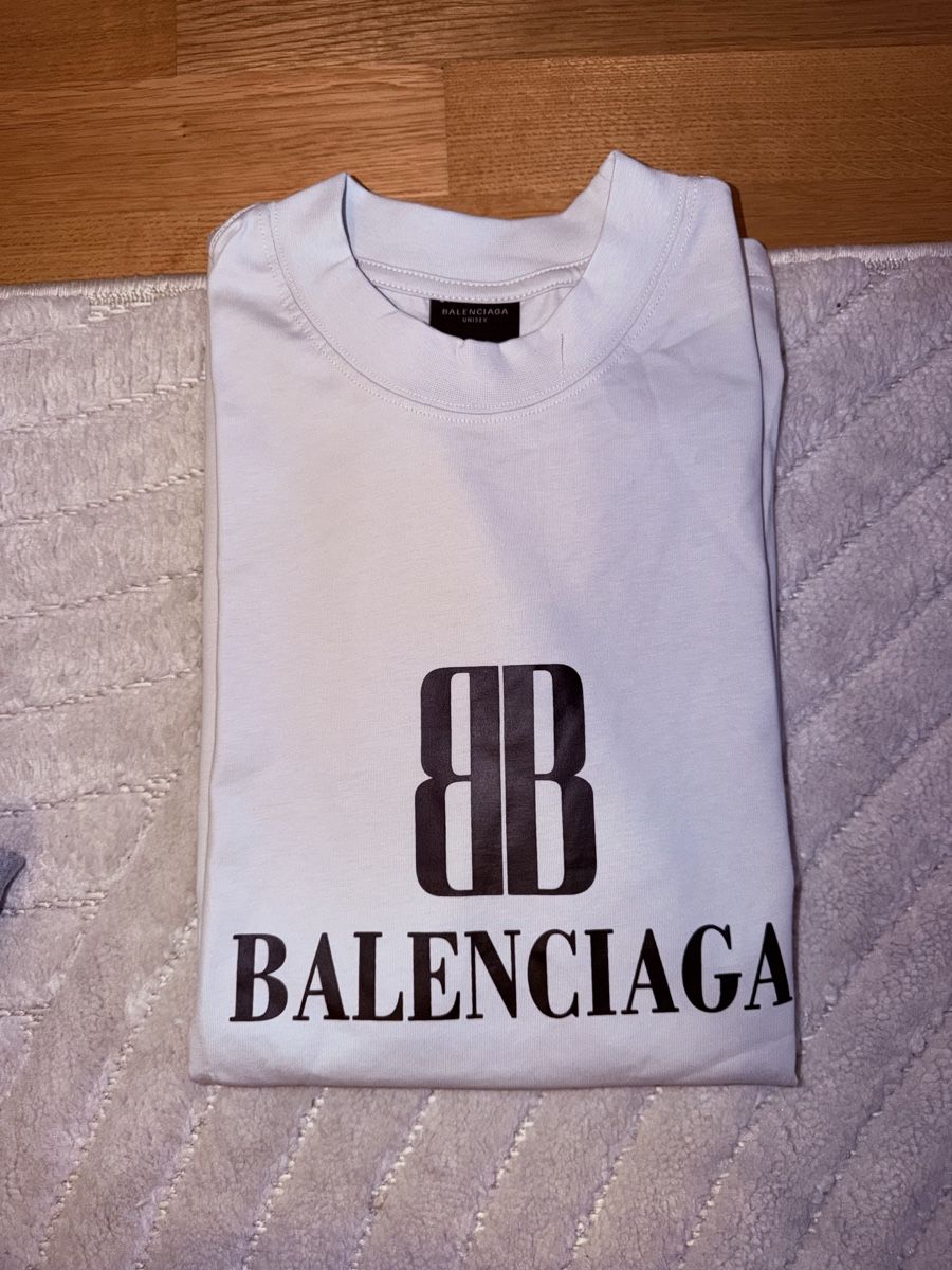 Balenciaga T-shirt: SS23-24 BALENCIAGA Light grey – Usato da Cortaillod venduto da auraya22