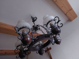 alter Lampenschirm Schmideisen mit Holz  5 Gläser