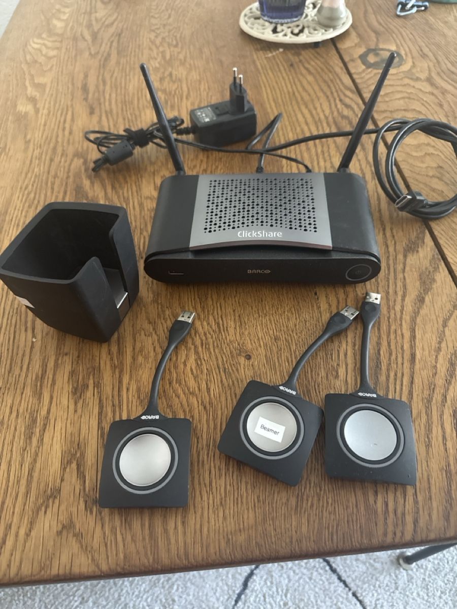 Systèmes audio & multimédias: ClickShare Barco CSE-200+ mit Zubühoren – D'occasion à Zürich par fawziahmed 3