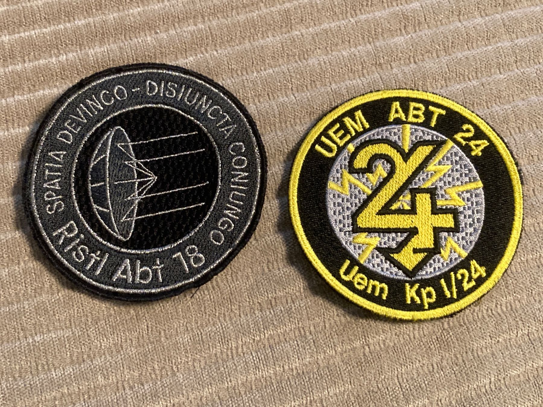 Schweizer Armee Placchette & Badge: 2 Badges: Uem / Ristl - Schweizer Armee – Usato da Brütten venduto da Hst1