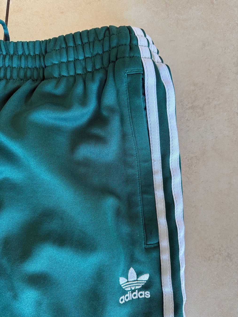 Adidas Pantaloni: Adidas Grösse S Grün – Usato da Kirchdorf AG venduto da coco123 1