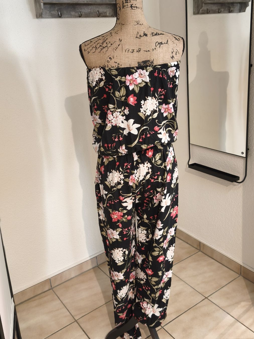 Tute: Damen Jumpsuit Chicoree Grösse M Blumenmuster – Usato da Emmetten venduto da SecondhandSiska 2