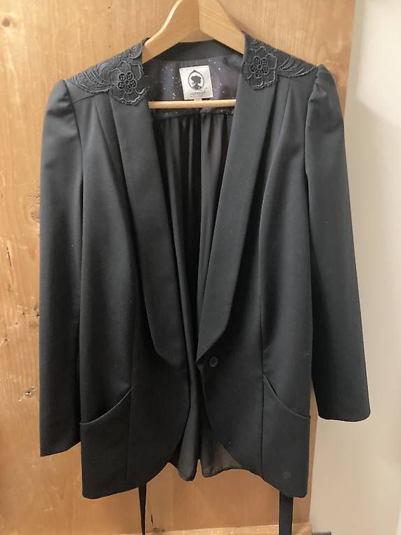 Giacche: Schwarzer Blazer Gr.40 – Usato da Brunnadern venduto da Bumlebee