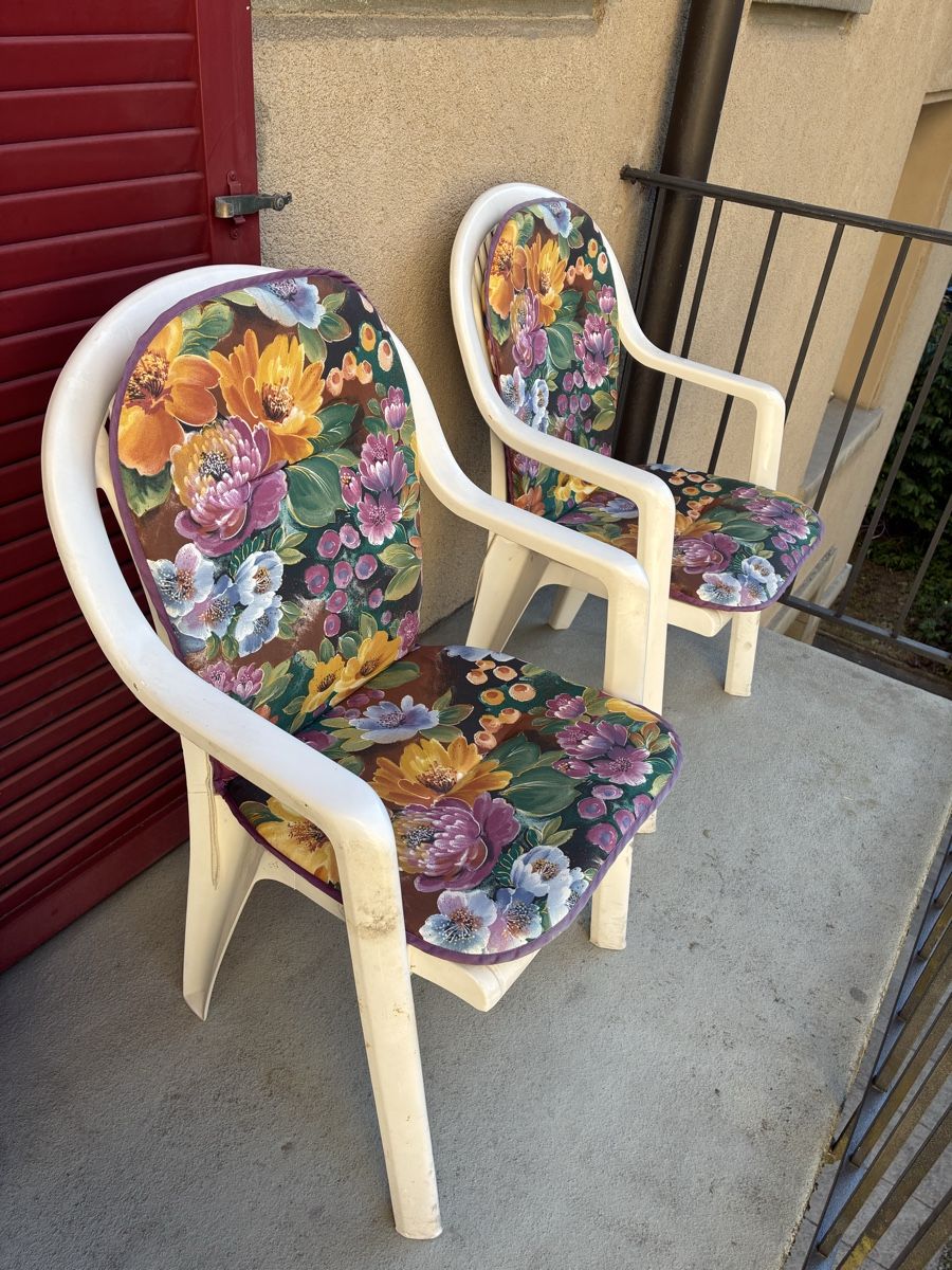 Chaises: 2 Plastik Gartenstühle  – D'occasion à Bern par wisemagpie