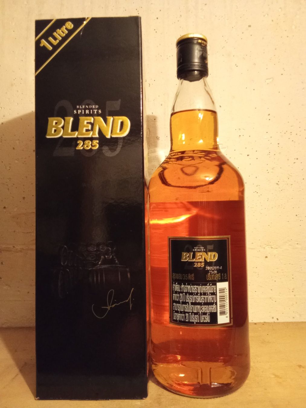 Bevande alcoliche: Blend 285 - Thailändischer Whisky, 100cl - 35% Vol. – Nuovo e nell'imballaggio originale da Bilten venduto da Bora3 2