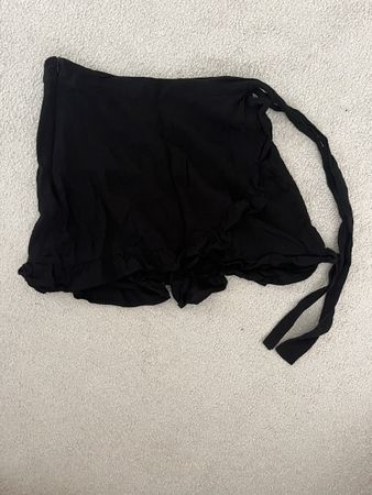 luftiger kurzer Rock / kurze Shorts in schwarz